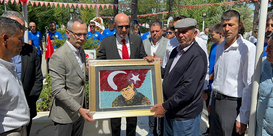 Aksakallı, Ömer Halisdemir'in mezarını ziyaret etti