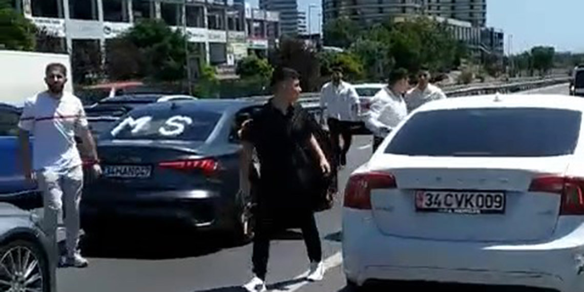 Aniden duran düğün konvoyu zincirleme kazaya neden oldu