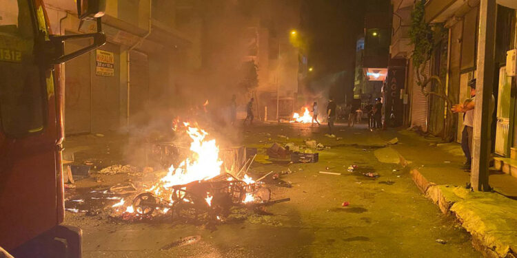 Antalya'da Suriyelilere ait araçlara ve iş yerlerine zarar verildi