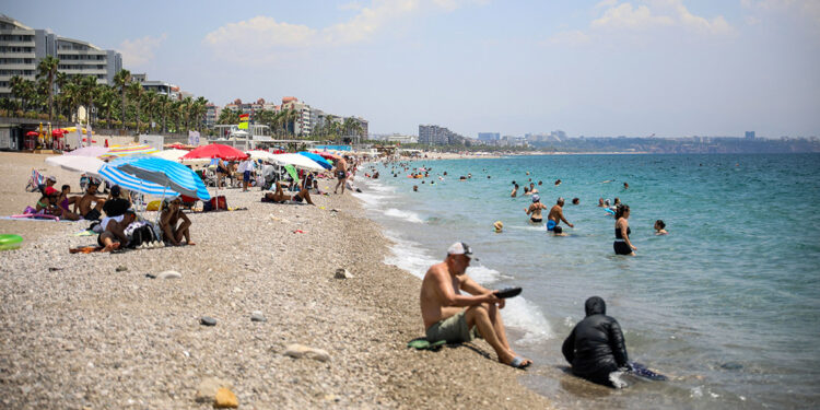 Antalya'da sıcaklık kademeli olarak 8 derece düşecek