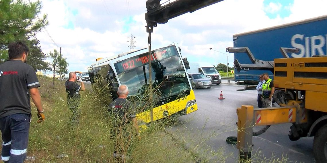 Arnavutköy'de İETT otobüsü yol kenarındaki boşluğa düştü