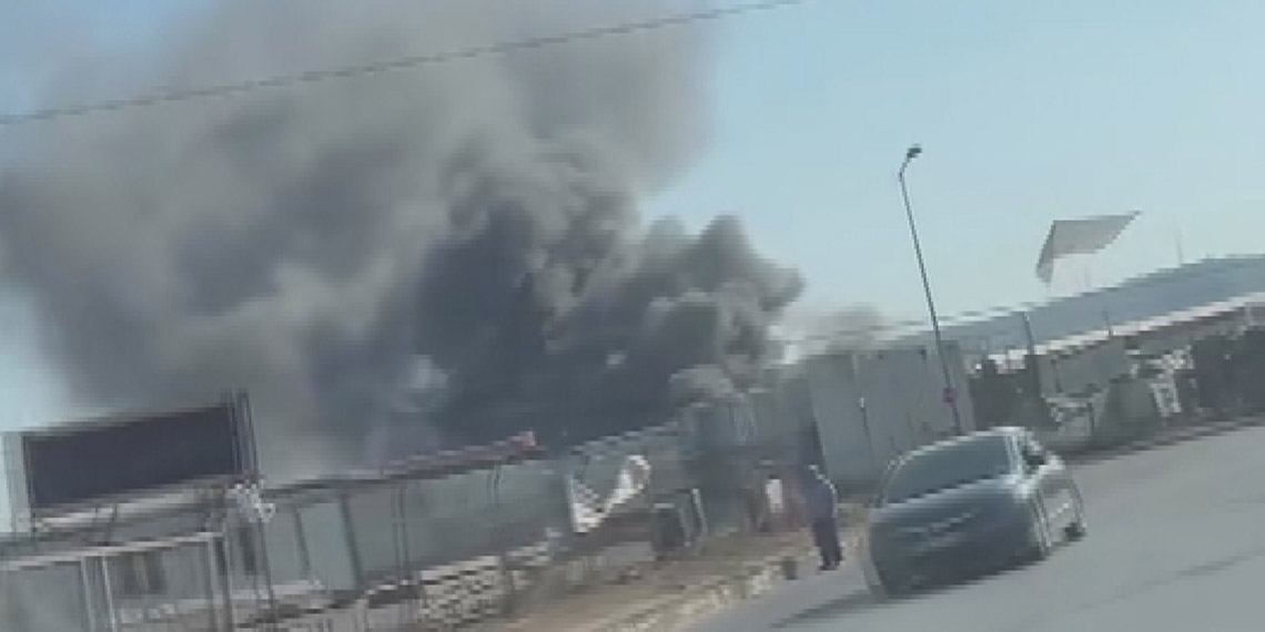 Ataşehir'de TIR parkında yangın