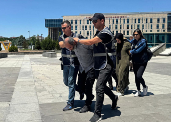 Atatürk Anıtı'na baltayla saldıran dayı-yeğene 3 yıla kadar hapis istemi