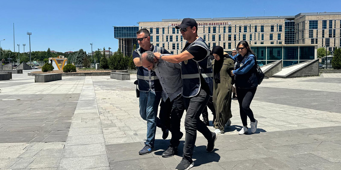 Atatürk Anıtı'na baltayla saldıran dayı-yeğene 3 yıla kadar hapis istemi