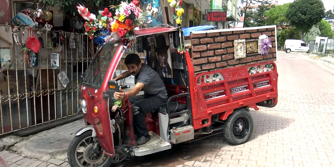 Avcılar'da atık topladığı motosikleti çiçeklerle süsledi