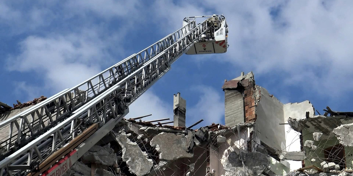 Avcılar'da binanın yıkımı, çatıdaki yavru martı için durduruldu