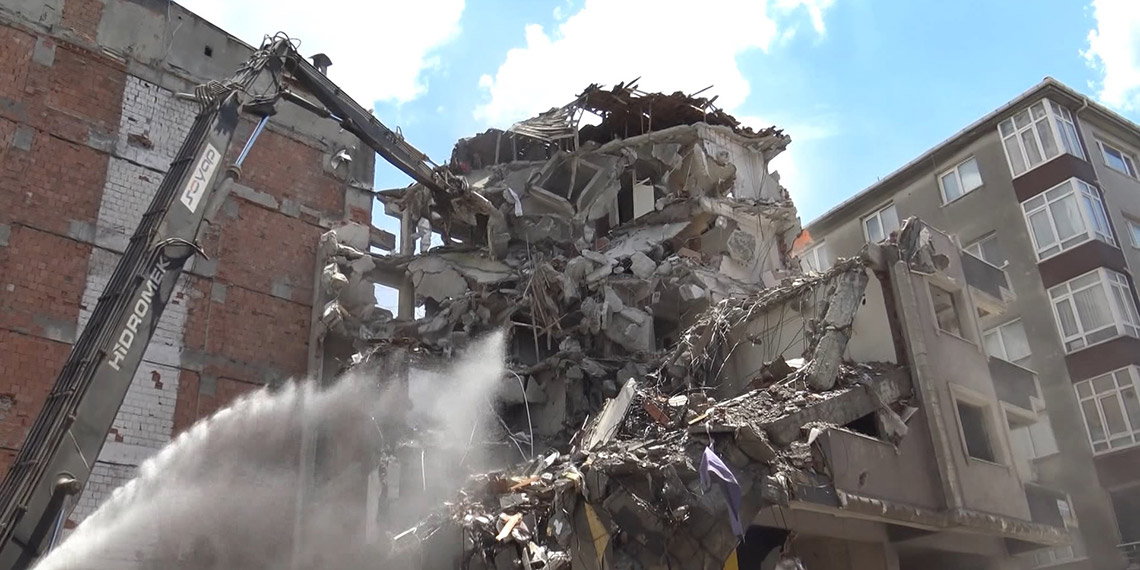 Avcılar'da kolonlarında çatlaklar olan 6 katlı apartman yıkıldı