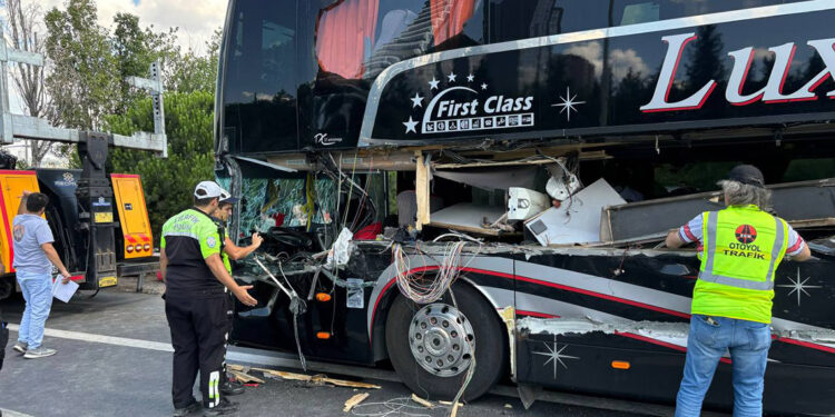 Avcılar'da zincirleme kaza: 2'si çocuk 8 yaralı