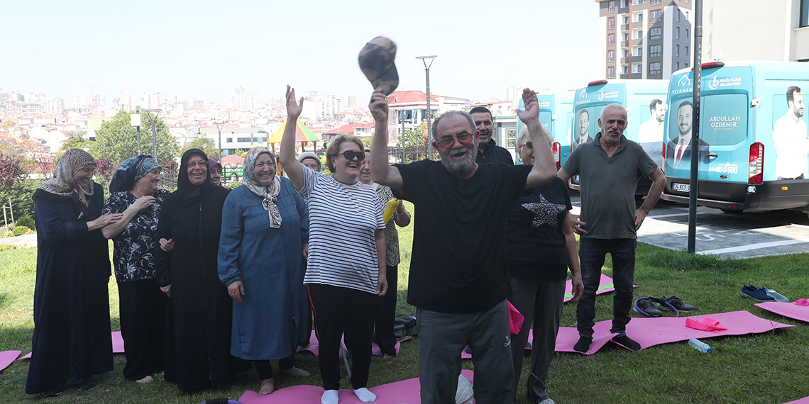 Bağcılar’da yaşlılar kahkaha seansı ile eğlendi