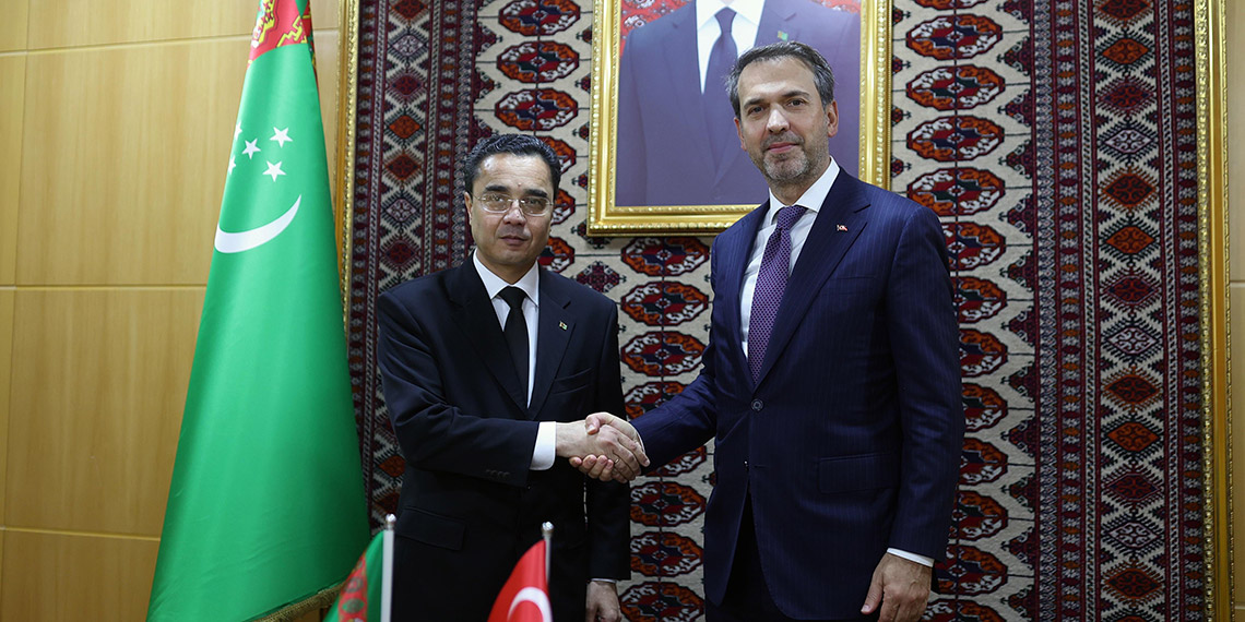 Bakan Bayraktar, Türkmengeologiya Başkanı ile görüştü