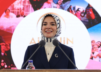 AİLE ve Sosyal Hizmetler Bakanı Mahinur Özdemir Göktaş, çocukların sosyal açıdan desteklenmesi ve eğitim giderlerinin karşılanması için temmuz ayında 1 milyar 21 milyon TL tutarında Sosyal ve Ekonomik Destek (SED) ödemesi yapıldığını açıkladı. Bakan Göktaş, yazılı açıklama ile çocuklara yönelik hizmetlere özel önem verdiklerini ve çocukların farklı ihtiyaçlarını gözeterek hizmetleri çeşitlendirdiklerini belirtti. SED ile çocukları, ailelerinin yanında ve sosyal çevresi içerisinde desteklediklerini ifade eden Göktaş, çocukların milli değerlere sahip, kendine güvenen, eğitimli ve sağlıklı birer fert olarak yetişmeleri için tüm gayretleriyle çalıştıklarının altını çizdi. Aile odaklı sosyal hizmet modelleri ile çocukların öncelikli olarak aile şefkati ve sıcaklığı ile yetişebilmeleri için gayret gösterdiklerini kaydeden Bakan Göktaş, "Çocukların sosyal açıdan desteklenmesi ve eğitim giderlerinin karşılanması için temmuz ayına ilişkin 1 milyar 21 milyon TL tutarındaki SED ödemesini hesaplara yatırdık" dedi.