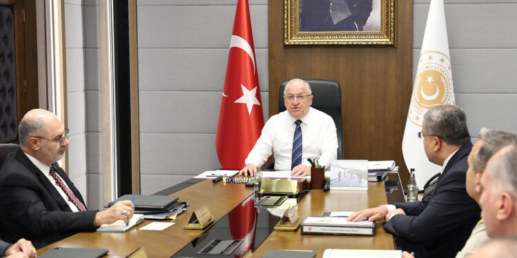 Bakan Güler, sınır ötesindeki birlik komutanları ile görüştü