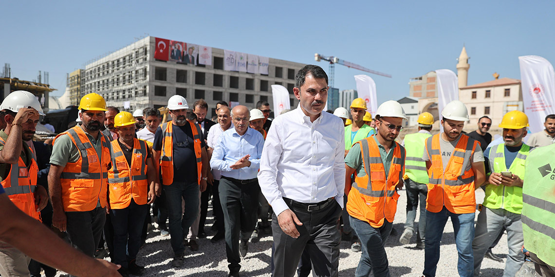 Bakan Kurum'un deprem bölgesi ziyaretleri sürüyor