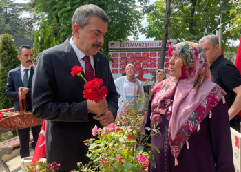 Bakan Tekin'den 15 Temmuz Şehitliği'ne ziyaret