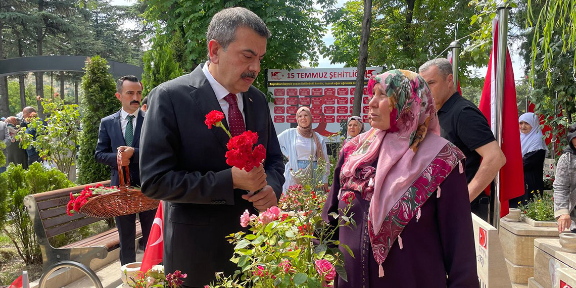 Bakan Tekin'den 15 Temmuz Şehitliği'ne ziyaret