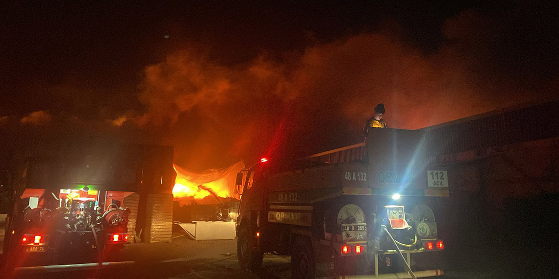 Bal paketleme tesisinde büyük yangın