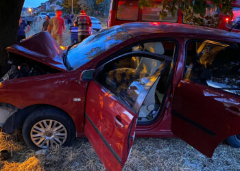 Balıkesir'de otomobil ağaca çarptı: 1'i bebek 2 ölü, 4'ü çocuk 6 yaralı
