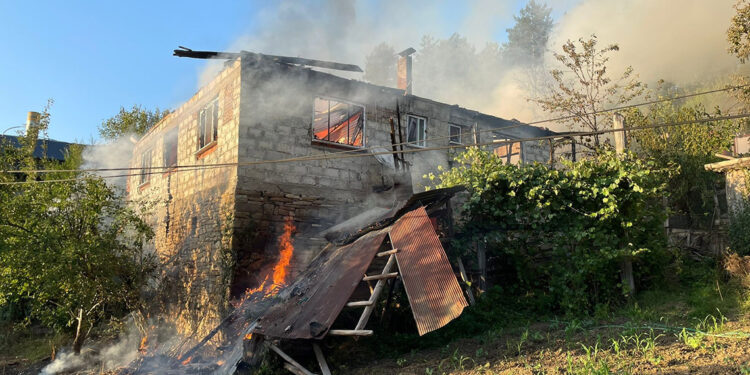 Bartın'da 2 katlı ev yandı
