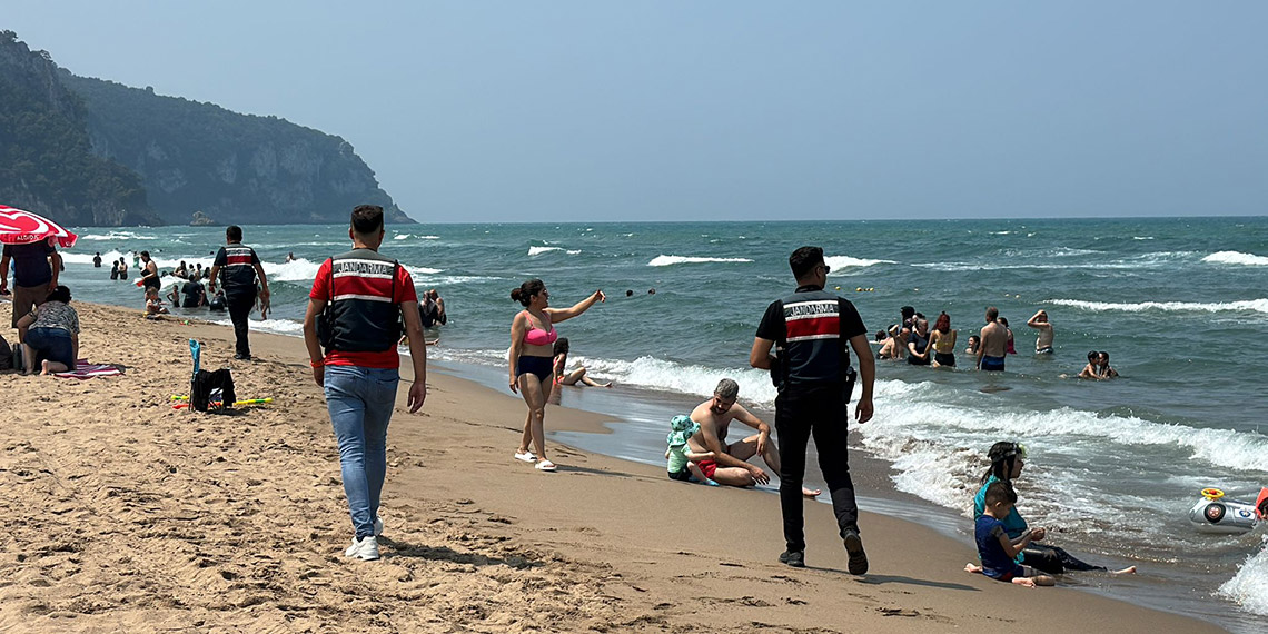 Bartın'da 3 saatte 9 kişi boğulma tehlikesi geçirdi, denize giriş yasaklandı