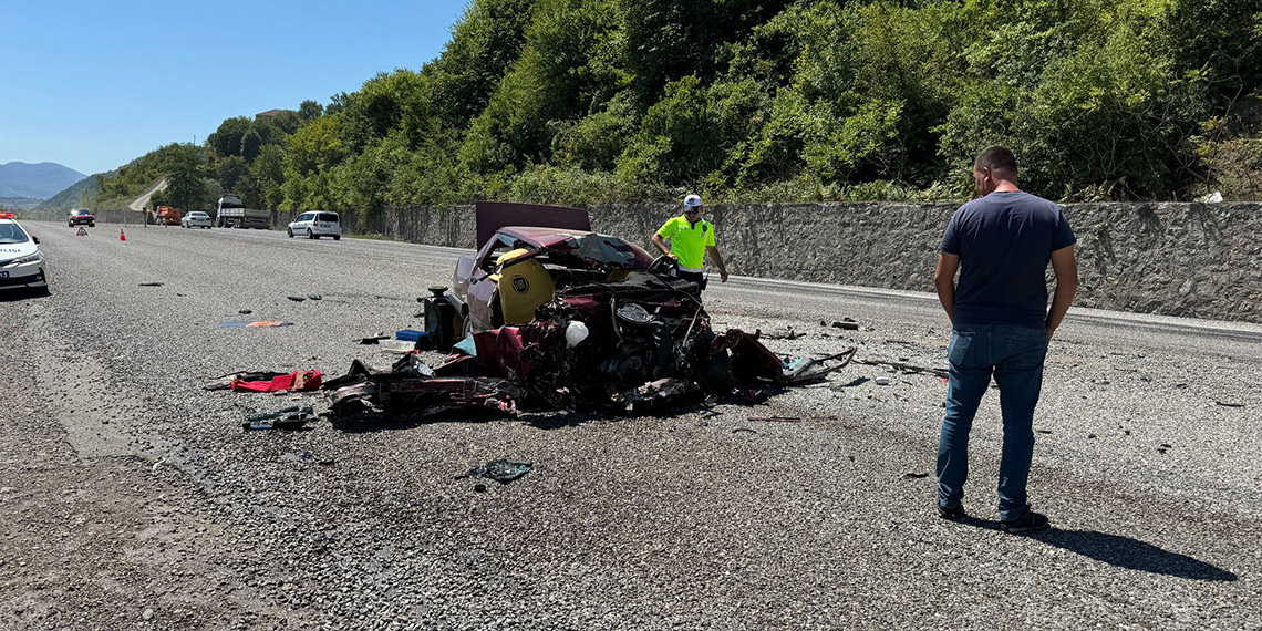 Bartın'da minibüs ile otomobil çarpıştı: 6 yaralı