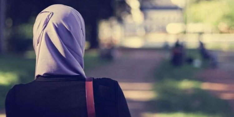 Başörtülü stajyeri okula kabul etmeyen yetkiliye 3 yıl hapis cezası