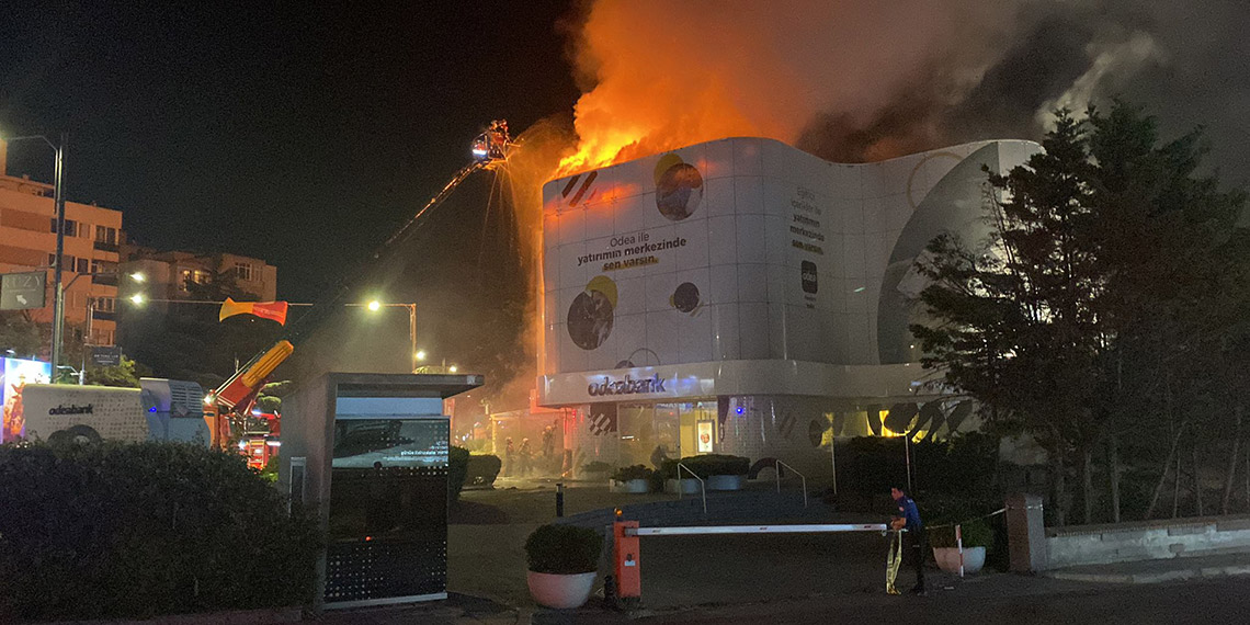 Beşiktaş'ta bankada çıkan yangın söndürüldü