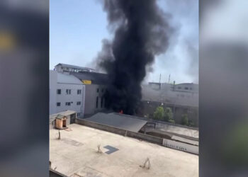 Beylikdüzü'nde fabrikanın yanındaki boş arazide yangın