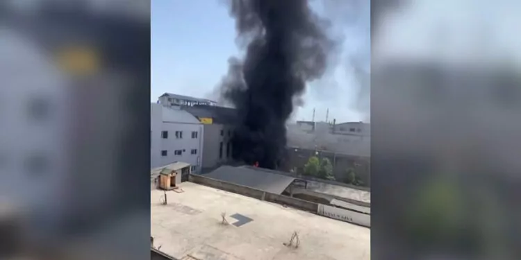 Beylikdüzü'nde fabrikanın yanındaki boş arazide yangın