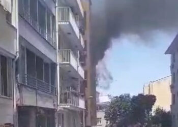 Beyoğlu'nda 5 katlı metruk binada korkutan yangın