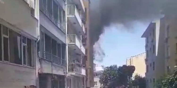 Beyoğlu'nda 5 katlı metruk binada korkutan yangın