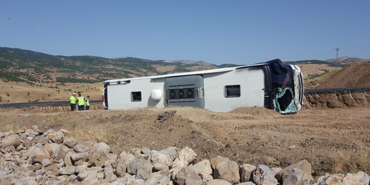 Bingöl'de yolcu otobüsü devrildi: 14 yaralı