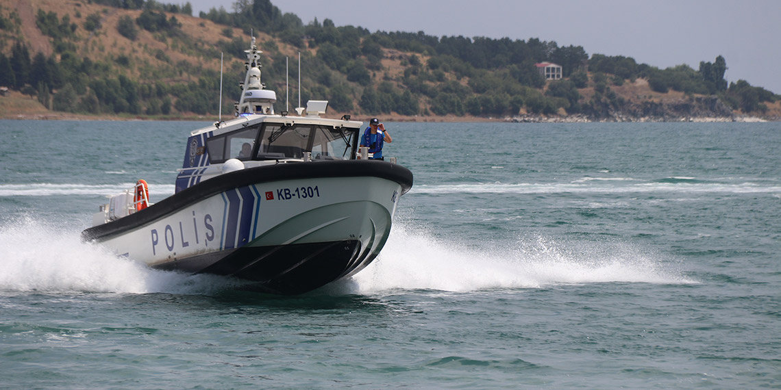 Bitlis'te deniz polisleri, son 15 günde 15 kişiyi boğulmaktan kurtardı