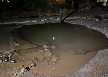 Bodrum'da ana su isale hattı patladı; yol çöktü, cadde göle döndü