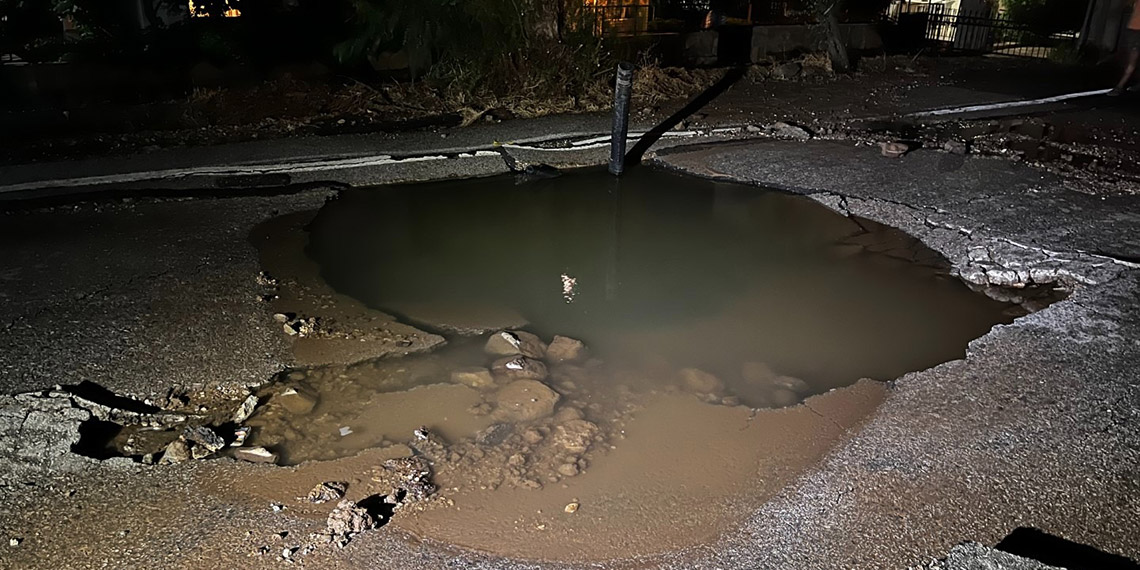 Bodrum'da ana su isale hattı patladı; yol çöktü, cadde göle döndü