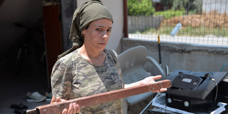 Boşanma aşamasındaki eşi evdeki eşyaları demir sopayla kırdı