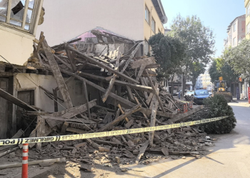 Bursa'da 2 katlı metruk bina çöktü