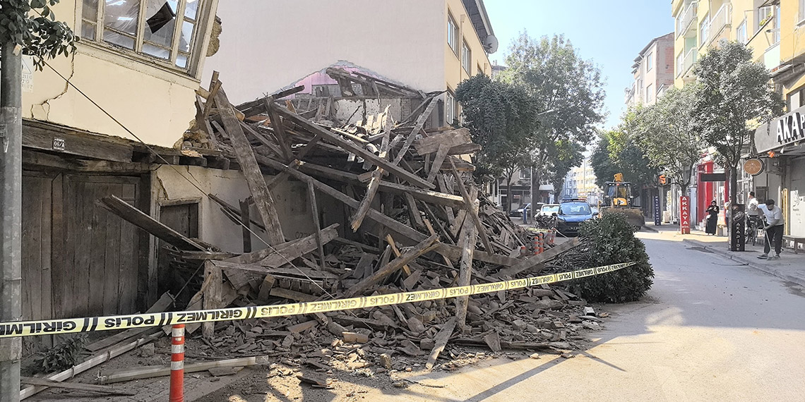 Bursa'da 2 katlı metruk bina çöktü