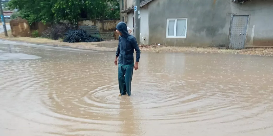 Bursa'da sağanak; 30 dakikada 100'den fazla şimşek görüldü