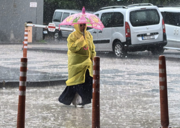 Bursa'da sağanak; sokak ve caddeler göle döndü