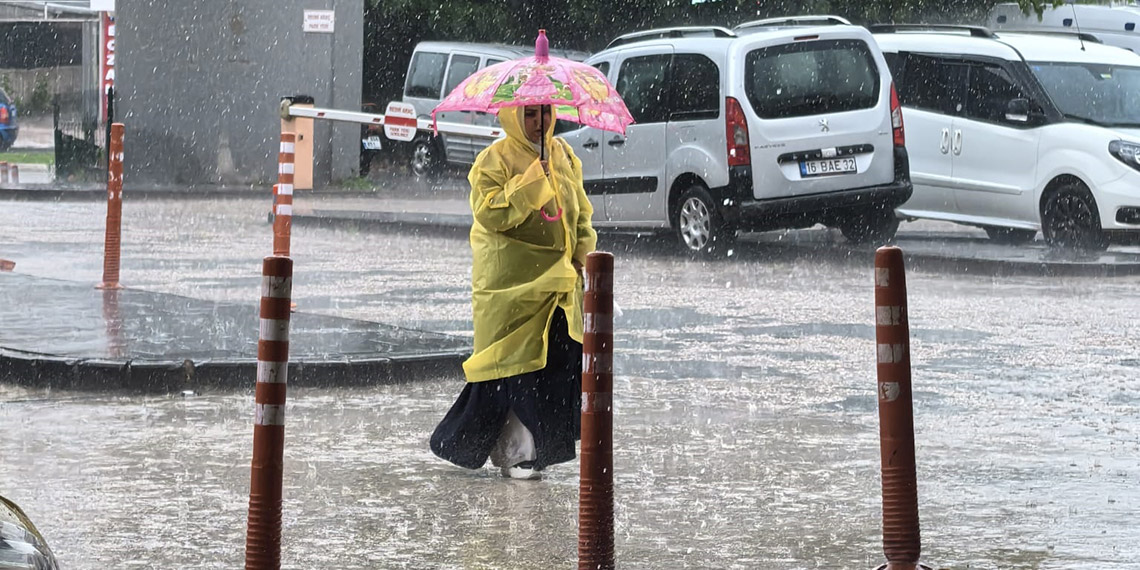 Bursa'da sağanak; sokak ve caddeler göle döndü