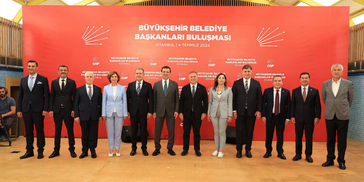CHP'li büyükşehir belediye başkanları İstanbul'da bir araya geldi