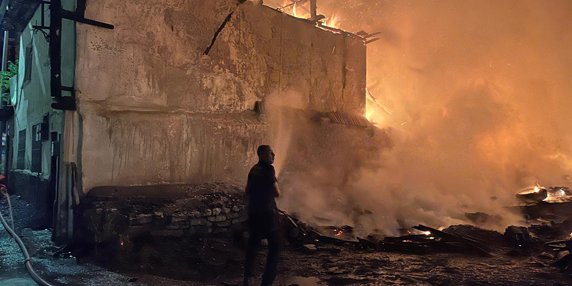 Çankırı'da boş arazide çıkan yangın evlere sıçradı