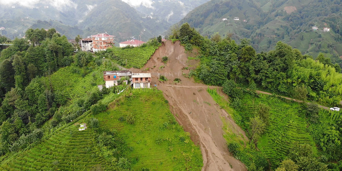 Çay bahçelerinde 'pasif drenaj' heyelanları tetikliyor