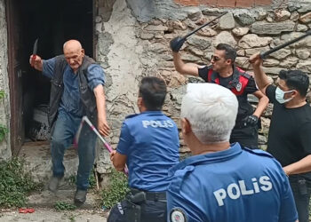 Çöp evini temizletmeyip polisi bıçakladı, 'Peygamberim' dedi