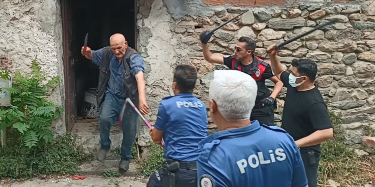 Çöp evini temizletmeyip polisi bıçakladı, 'Peygamberim' dedi