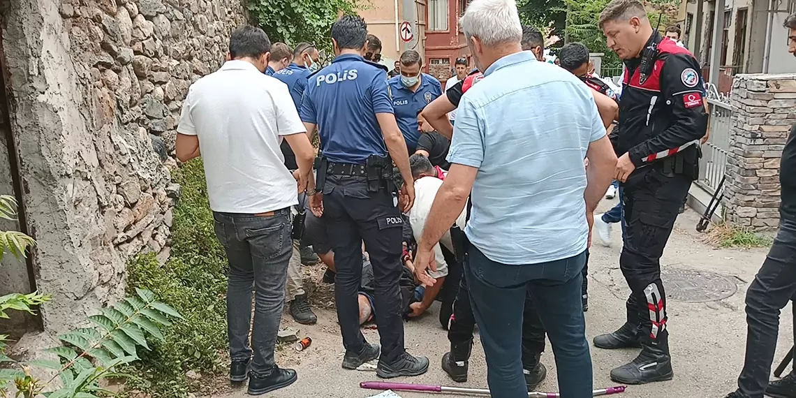 Çöp evini temizletmeyip polisi bıçakladı, 'peygamberim' dedi