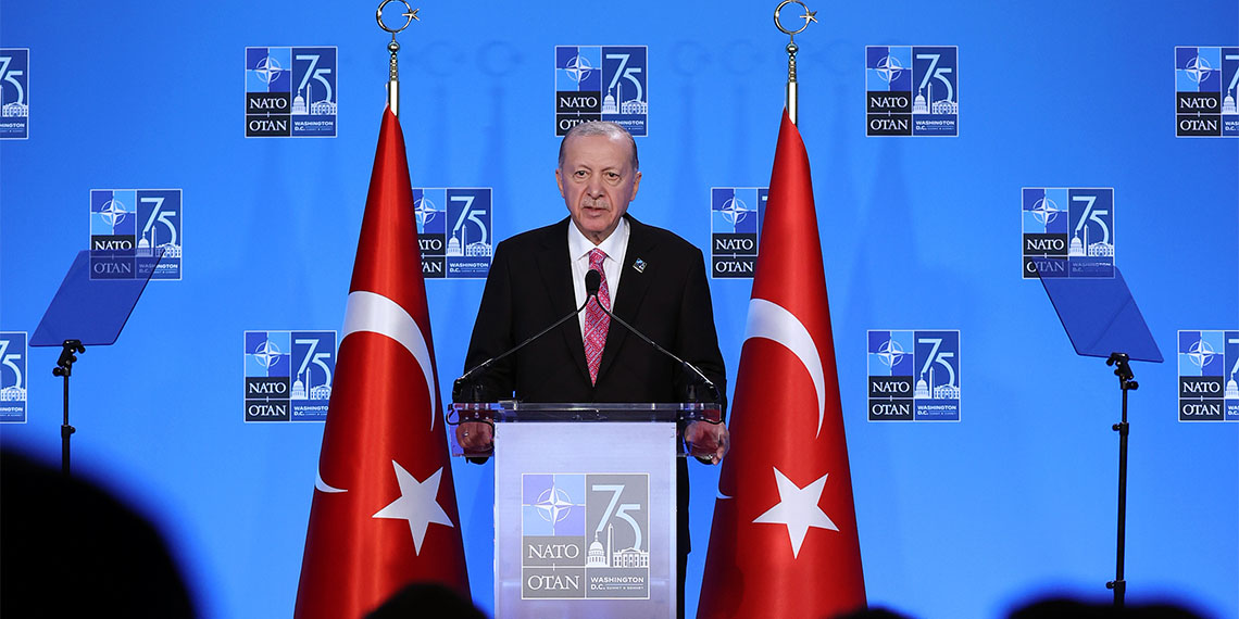 Cumhurbaşkanı Recep Tayyip Erdoğan, “Karşımızda savaş hukuku dahil, hiçbir hukuk tanımayan gözü dönmüş bir yapı vardır” dedi.