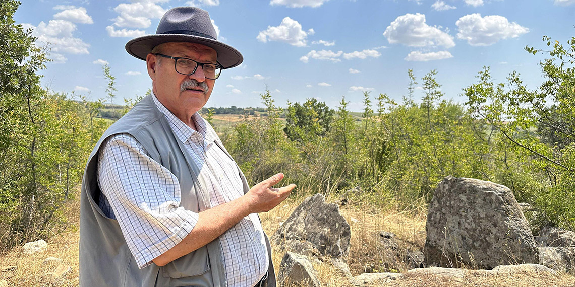 Defineciler 3 bin yıllık dolmenleri yıkıp, tarumar ediyor 