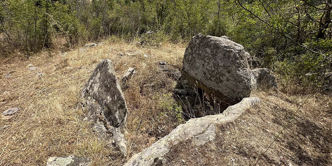 Defineciler 3 bin yıllık dolmenleri yıkıp, tarumar ediyor 