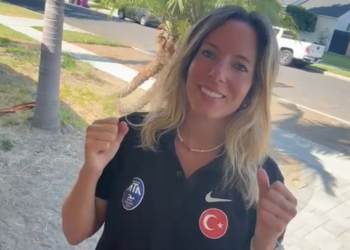 Deniz Kayadelen, köpekbalıklarıyla dolu kanalı 14 saatte yüzerek geçti